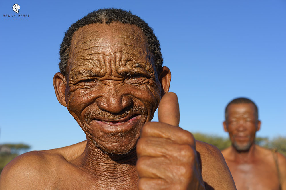 Alter Buschmann fotografiert auf einer Fotoreise in Namibia mit Benny Rebel Fotosafaris GmbH