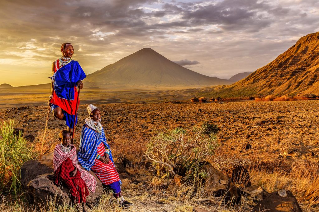 Massai vor dem Oldonyo Lengai auf einer Fotoreise fotografiert von Benny Rebel