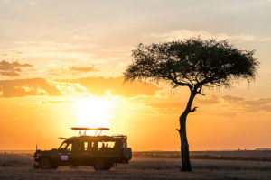 Auto im Sonnenuntergang auf einer Fotoreise in Kenia