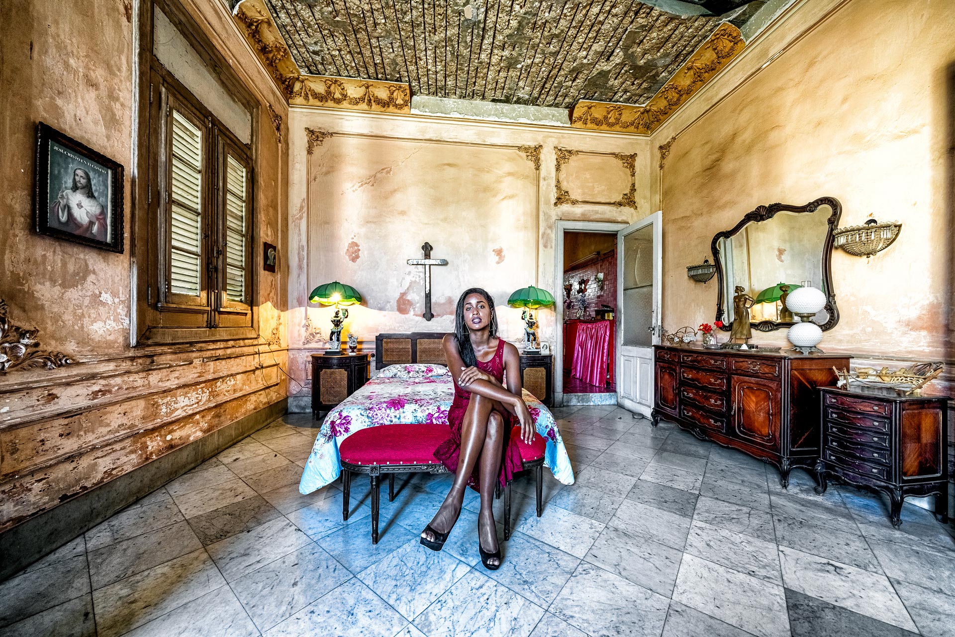 Fotomodell im Schlafzimmer auf einer Fotoreise durch Kuba fotografiert