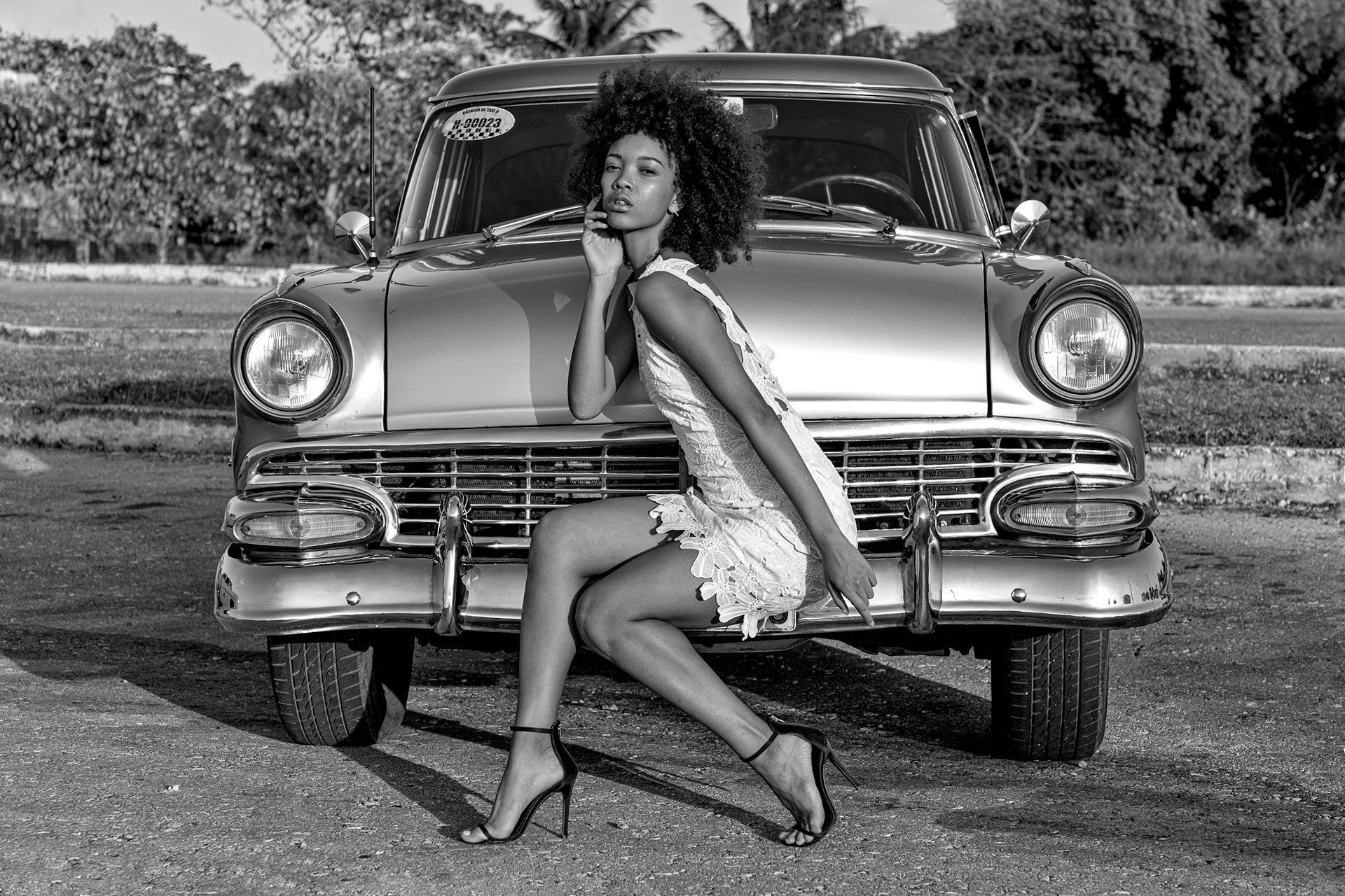 Oldtimer und Fotomodell fotografiert auf einer Fotoreise in Kuba