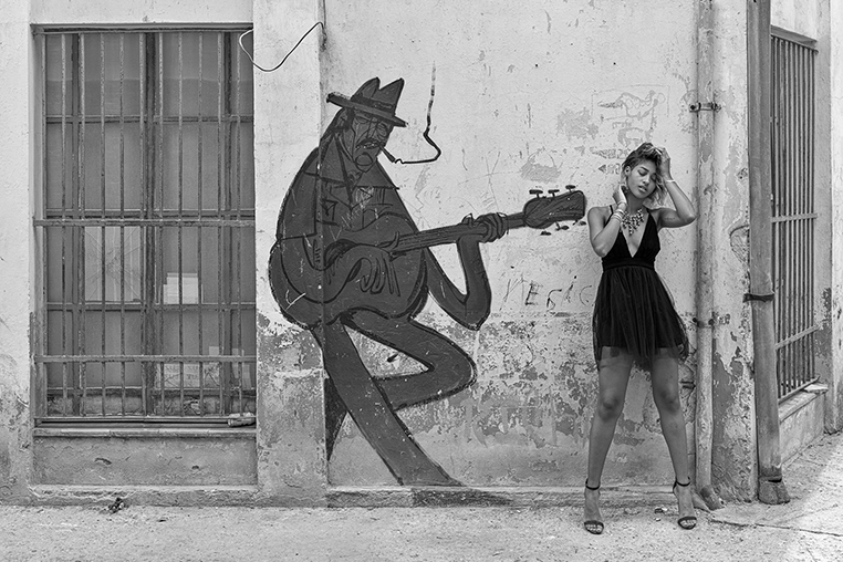 Graffiti - Oldtimer und Fotomodell fotografiert auf einer Fotoreise in Kuba