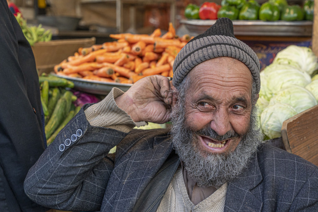 Alter Mann im iranischen Bazar fotografiert auf einer Fotoreise