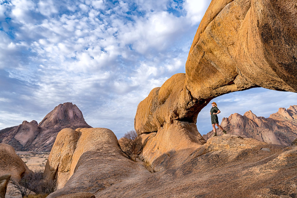 Stolze Frau in Spitzkoppe auf einer Fotoreise durch Namibia