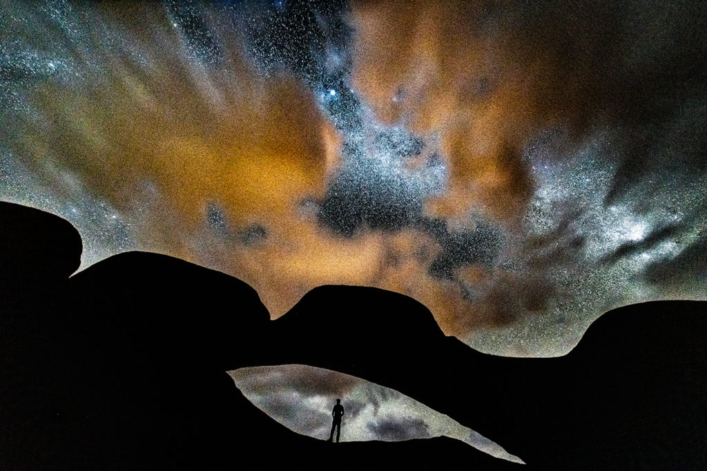 Milchstraßen mit The Gate bei der Spitzkoppe im Vordergrund, fotografiert auf einer Fotoreise von Benny Rebel