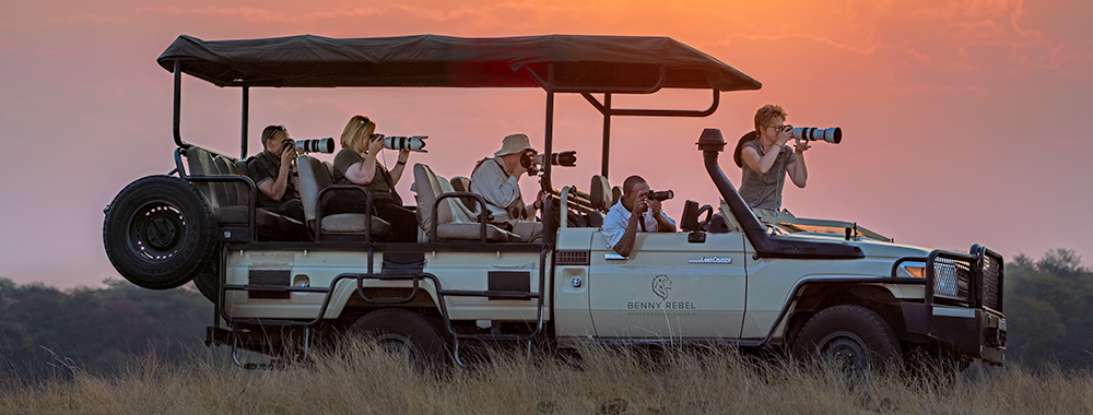 Fotografen auf einem Safarifahrzeug auf einer Fotoreise in Afrika