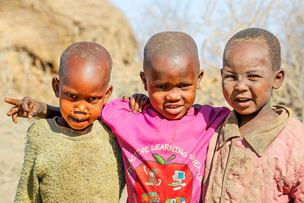 Massai-Kinder fotografiert von Benny Rebel auf einer Fotoreise durch Afrika - Fotosafari
