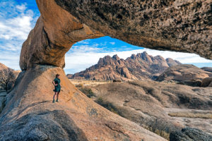 Spitzkoppe mit einer Teilnehmerin einer Fotoreise durch Namibia, fotografiert von Benny Rebel