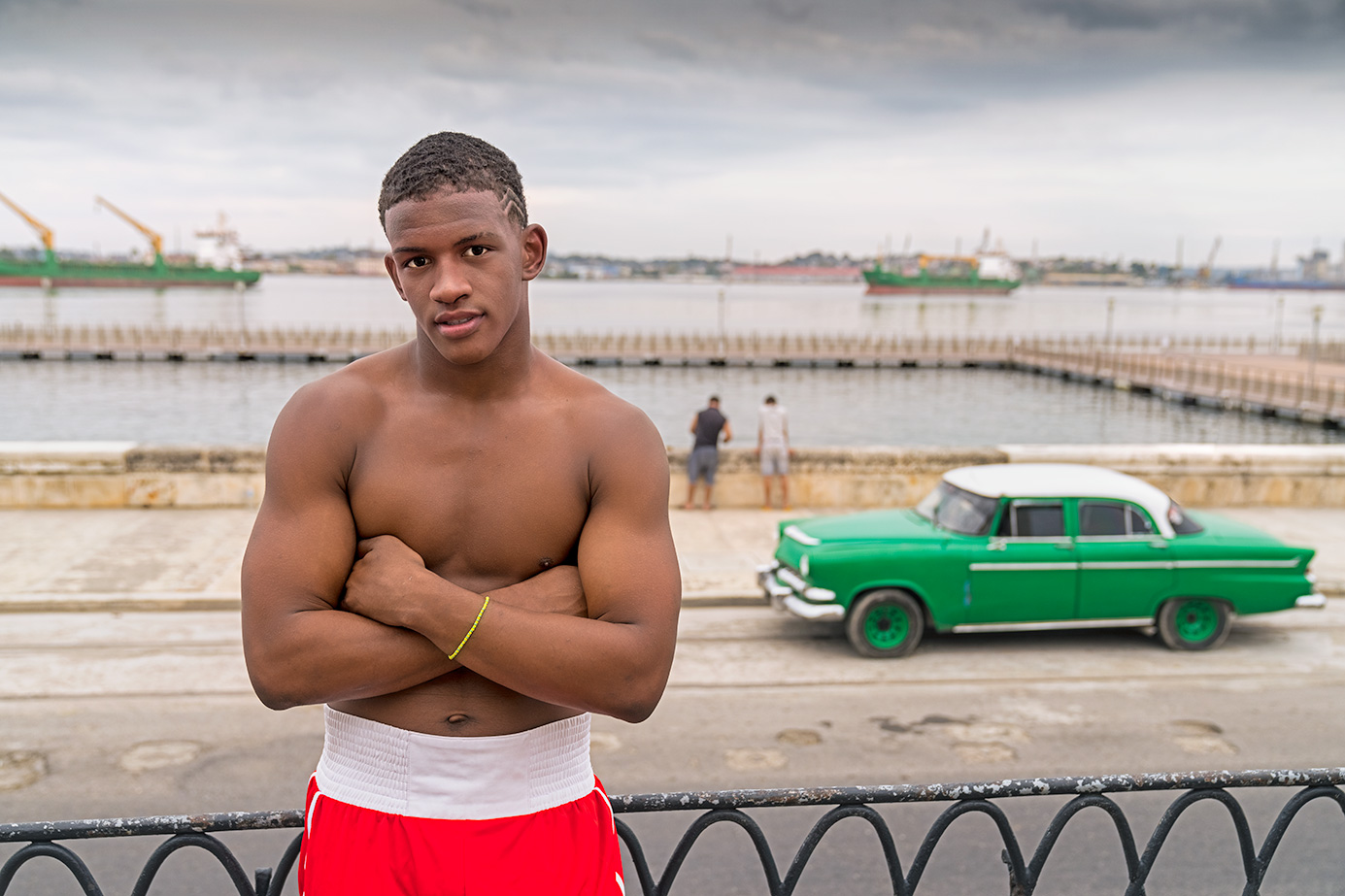 Boxer am Straßenrand in Havanna - fotografiert von Benny Rebel auf einer Fotoreise durch Kuba