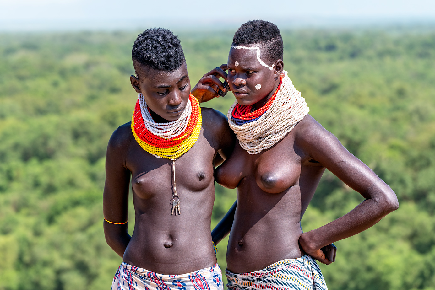 Zwei Mädchen fotografiert auf einer Äthiopien-Fotoreise mit Benny Rebel Fotosafaris GmbH