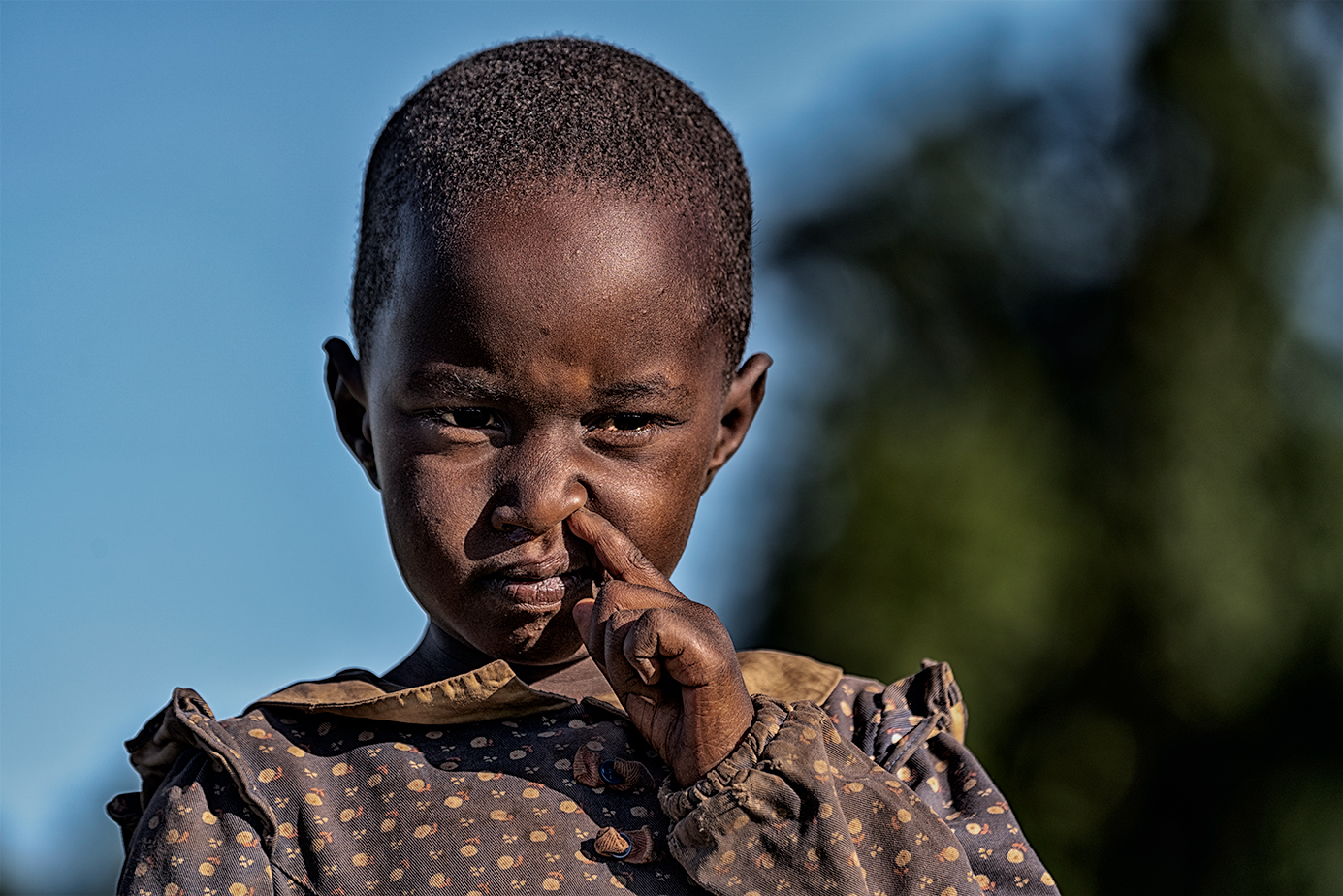Massai-Mädchen popelt in Tansania und fotografiert auf einer Fotoreise