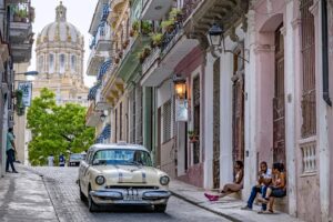 Kubas Havanna mit Oldtimer und Capitol fotografiert auf einer Fotoreise.