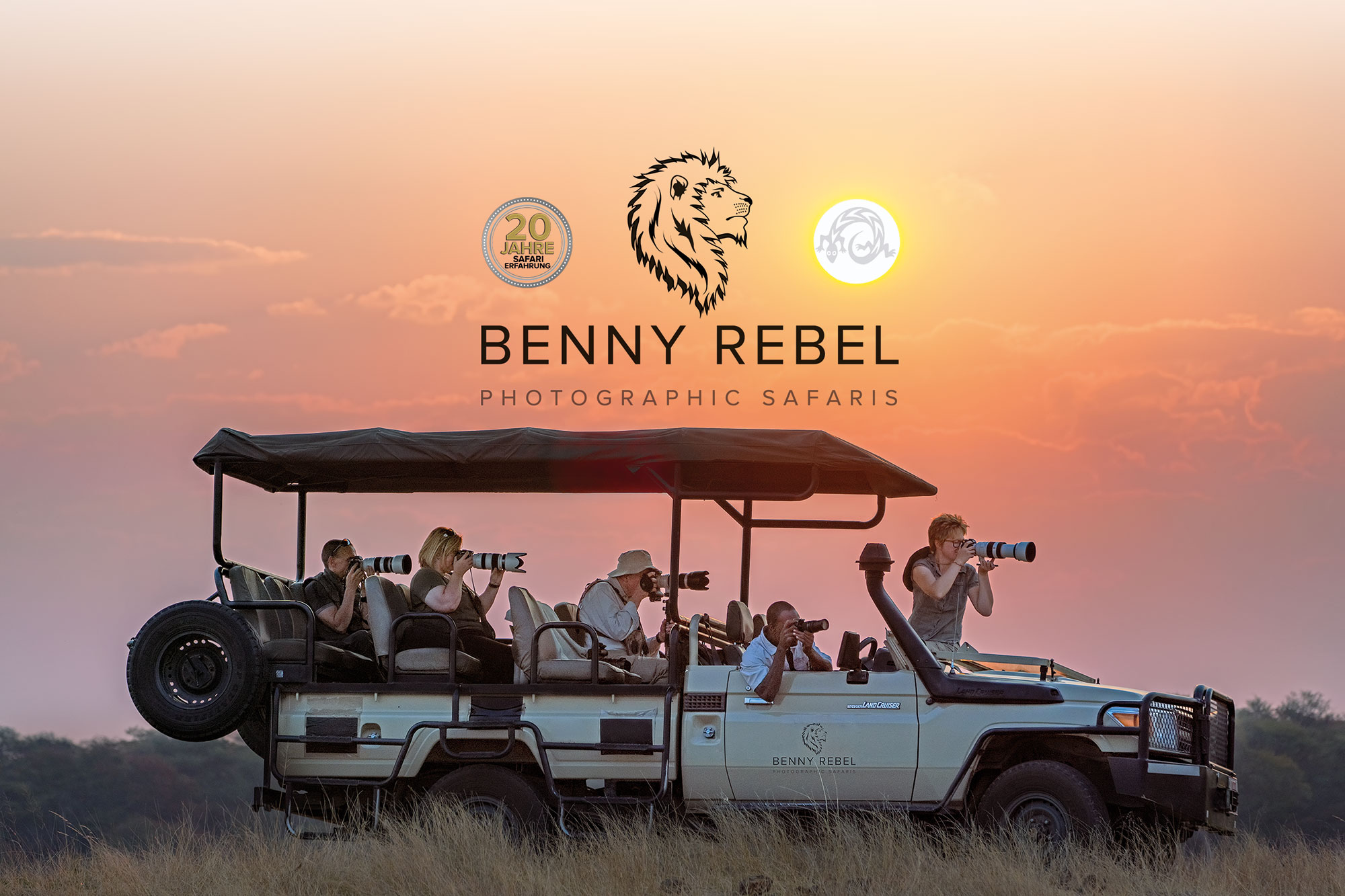 Safarifahrzeug auf einer Fotoreise aufgenommen im Sonnenuntergang auf einer Fotosafari mit Benny Rebel