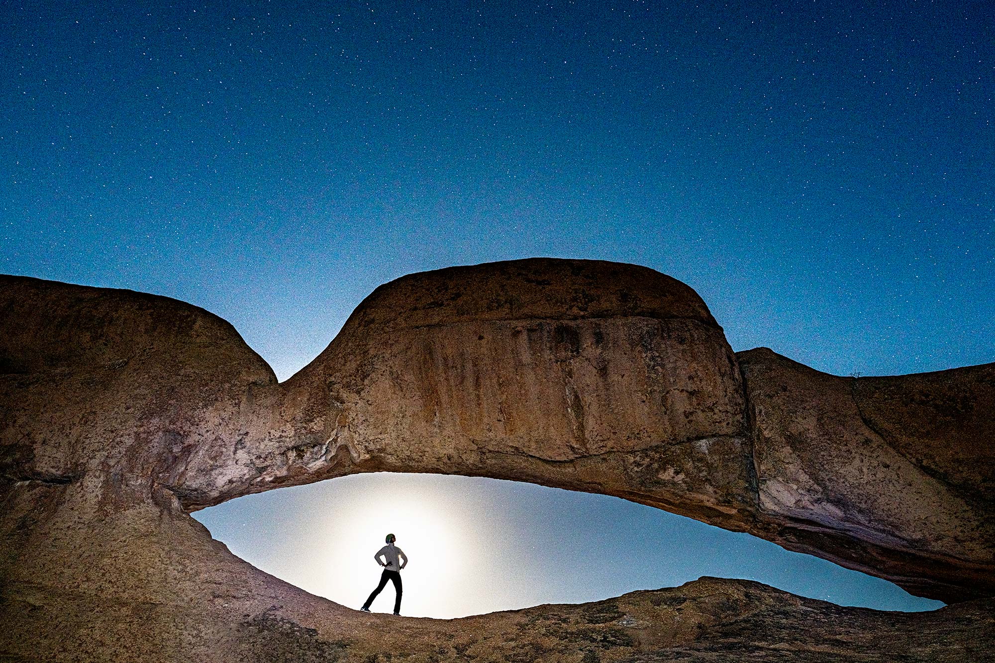 Eine Nachtaufnahme von The Gate bei der Spitzkoppe in Namibia. Fotografiert auf einer Fotoreise durch Namibia mit benny rebel fotosafaris gmbh