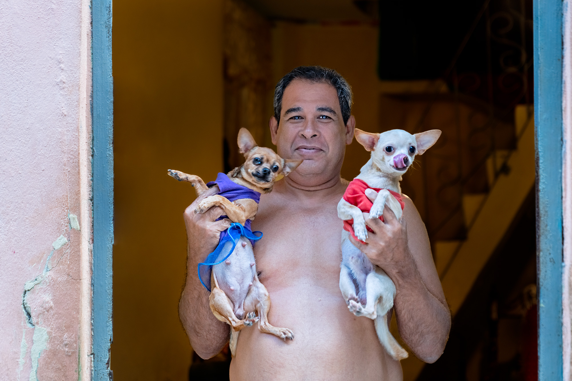 Mann mit 2 Hunden fotografiert in Kubas Havanna auf einer Fotoreise mit Benny Rebel Fotosafaris GmbH.