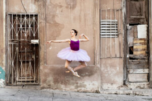 Ballerina springt in die Luft auf der Fotoreise mit Benny Rebel in Kubas Havanna.
