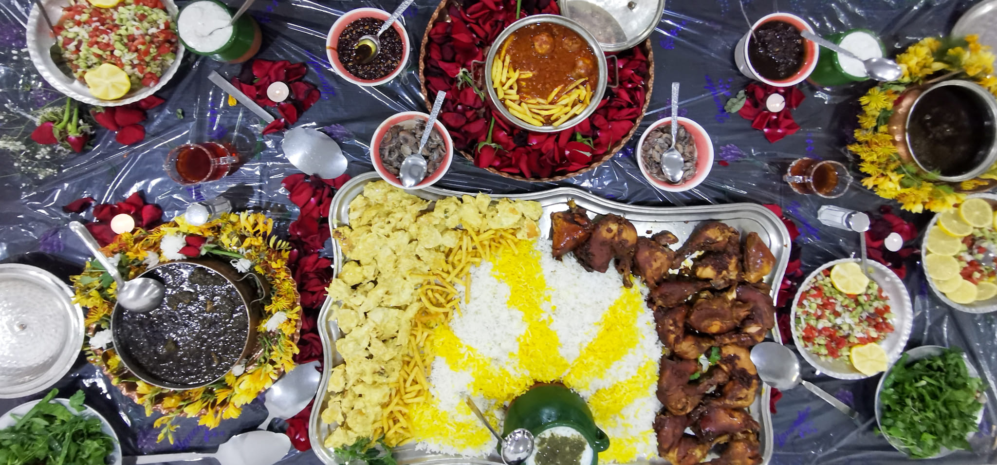 Die raffinierte, iranische Küche kennt viele Gewürzarten und eine Vielzahl von für Europäer exotischen Gerichten, die extrem lecker sind.