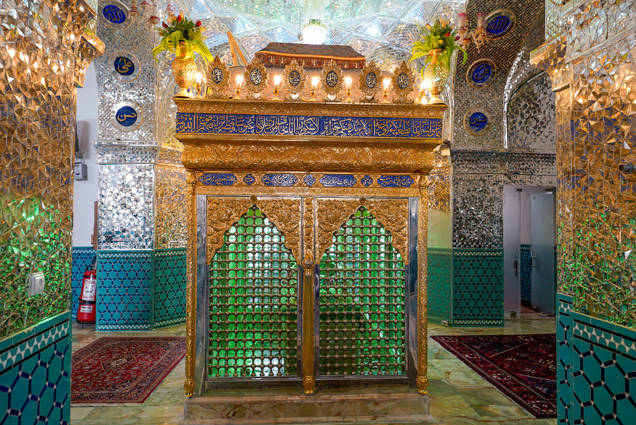 Fotoreise mit Benny Rebel Fotosafaris GmbH aus Hannover. Fotoworkshop in Iran. In einem Mausoleum in der Stadt Kashan.