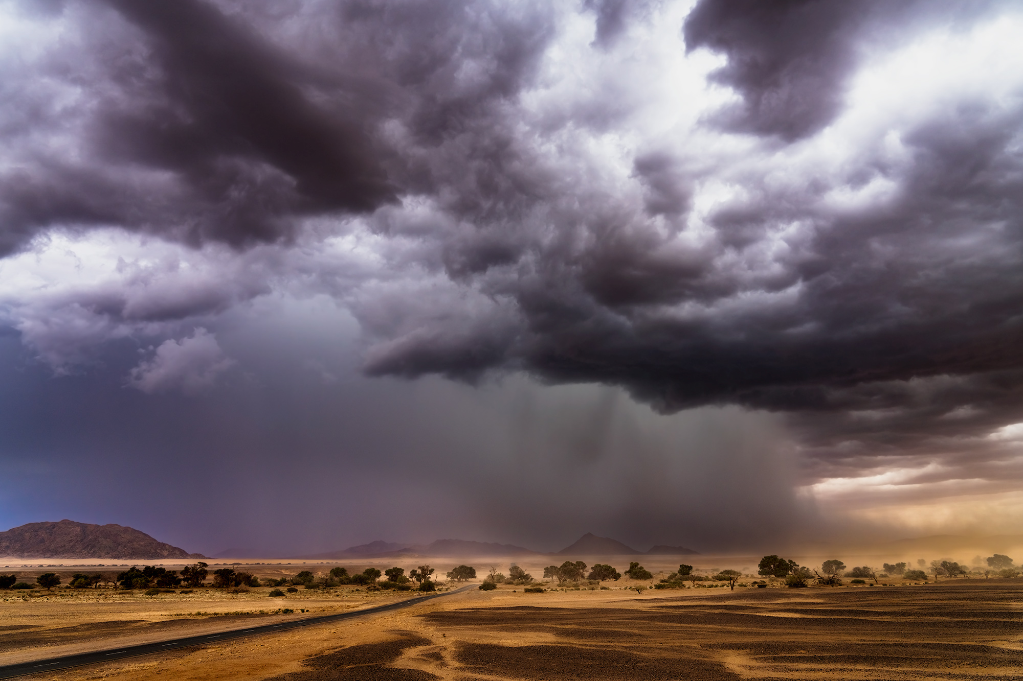 Eine Landschaftsaufnahme im Sturm aufgenommen auf einer Fotoreise mit Benny Rebel in Afrika.