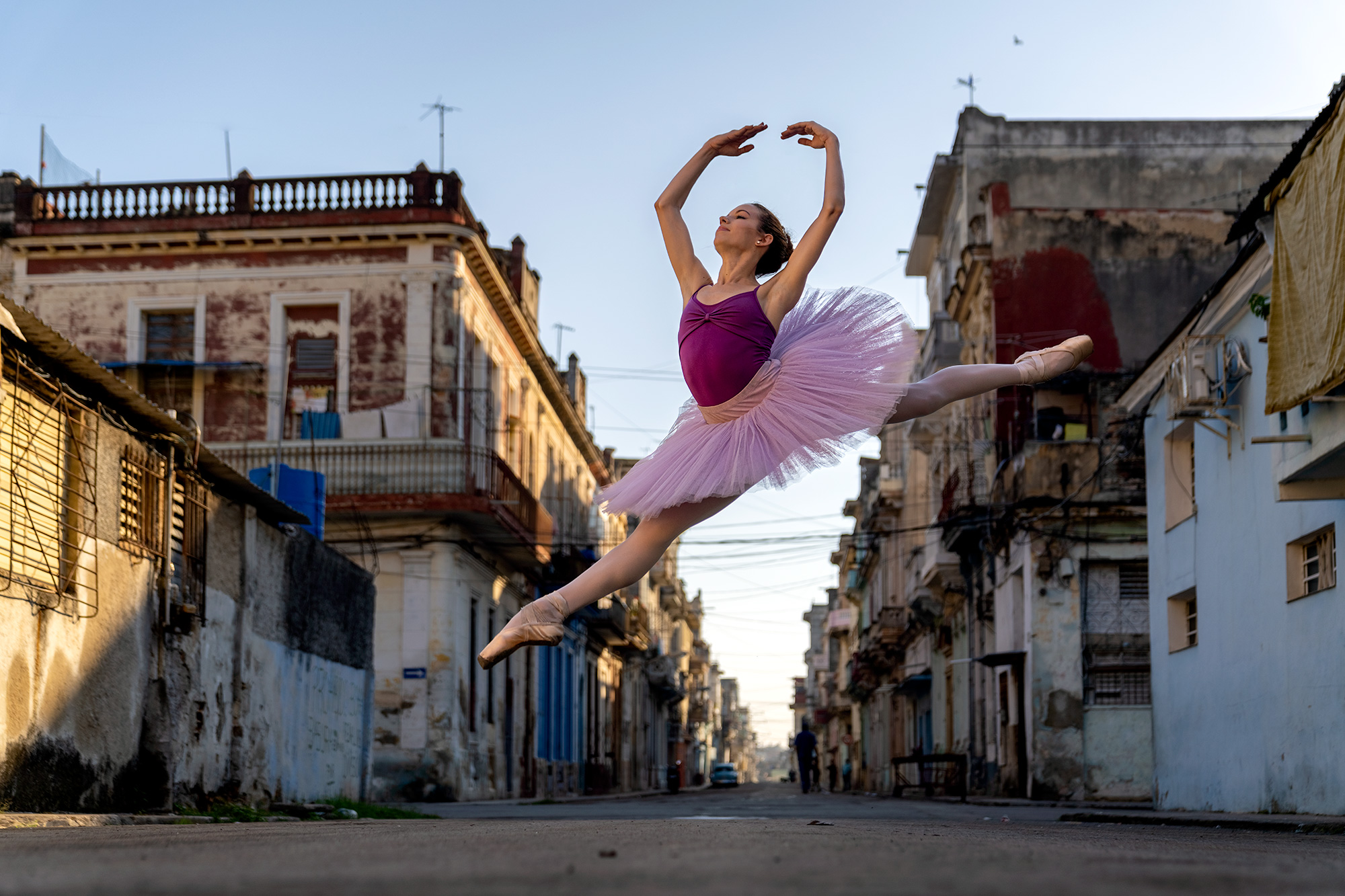 Ballerina tanzt auf den Straßen Kubas.