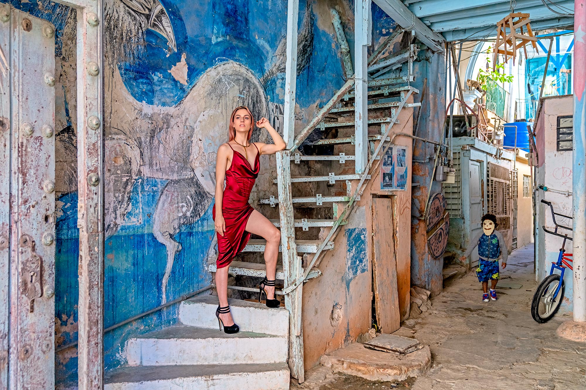 Fotomodell fotografiert in einem Hinterhof in Havanna auf einer Fotoreise durch Kuba mit Benny Rebel Fotosafaris GmbH