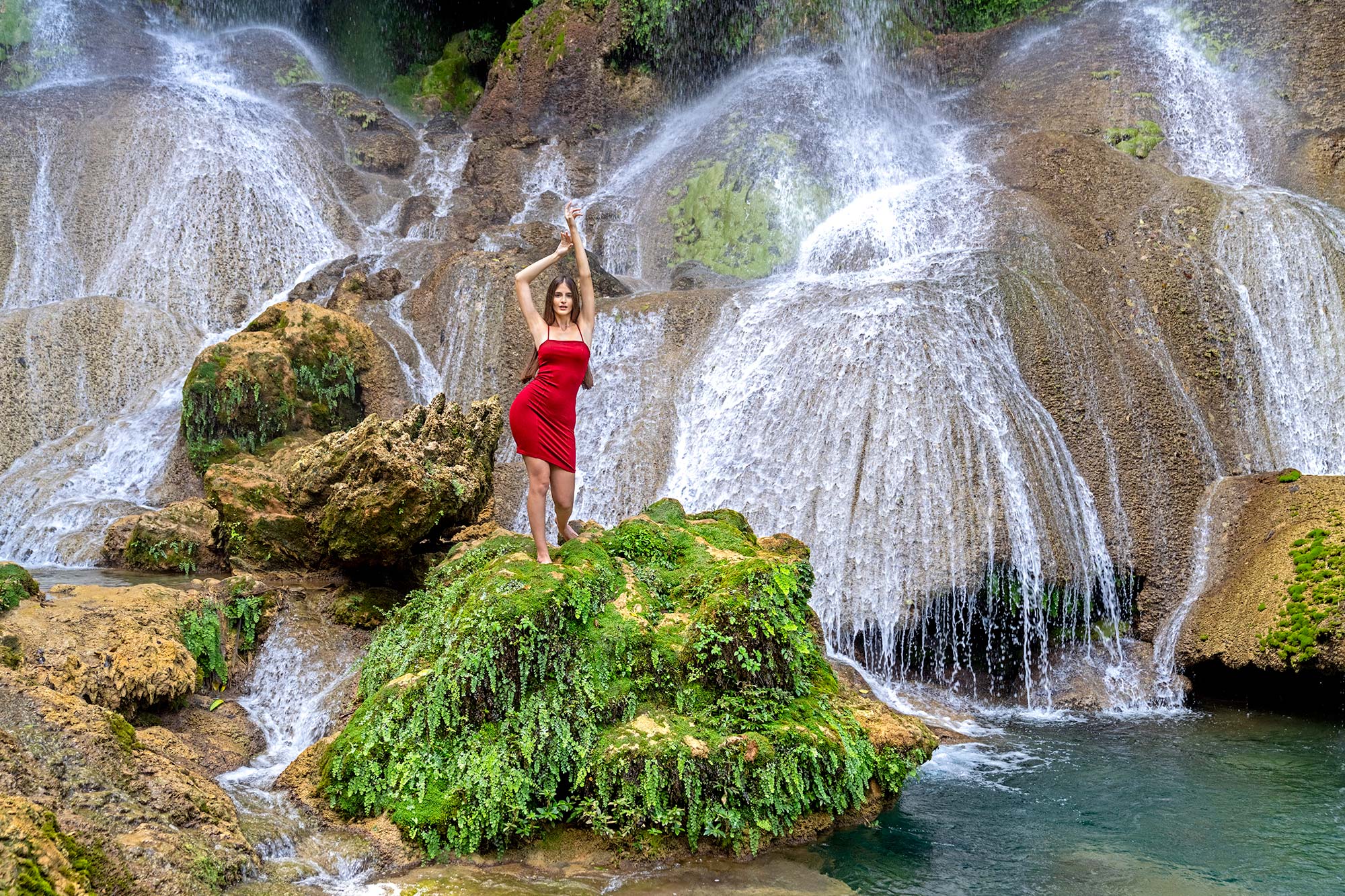 Fotomodell fotografiert in einem Wasserfall auf einer Fotoreise durch Kuba mit Benny Rebel Fotosafaris GmbH.