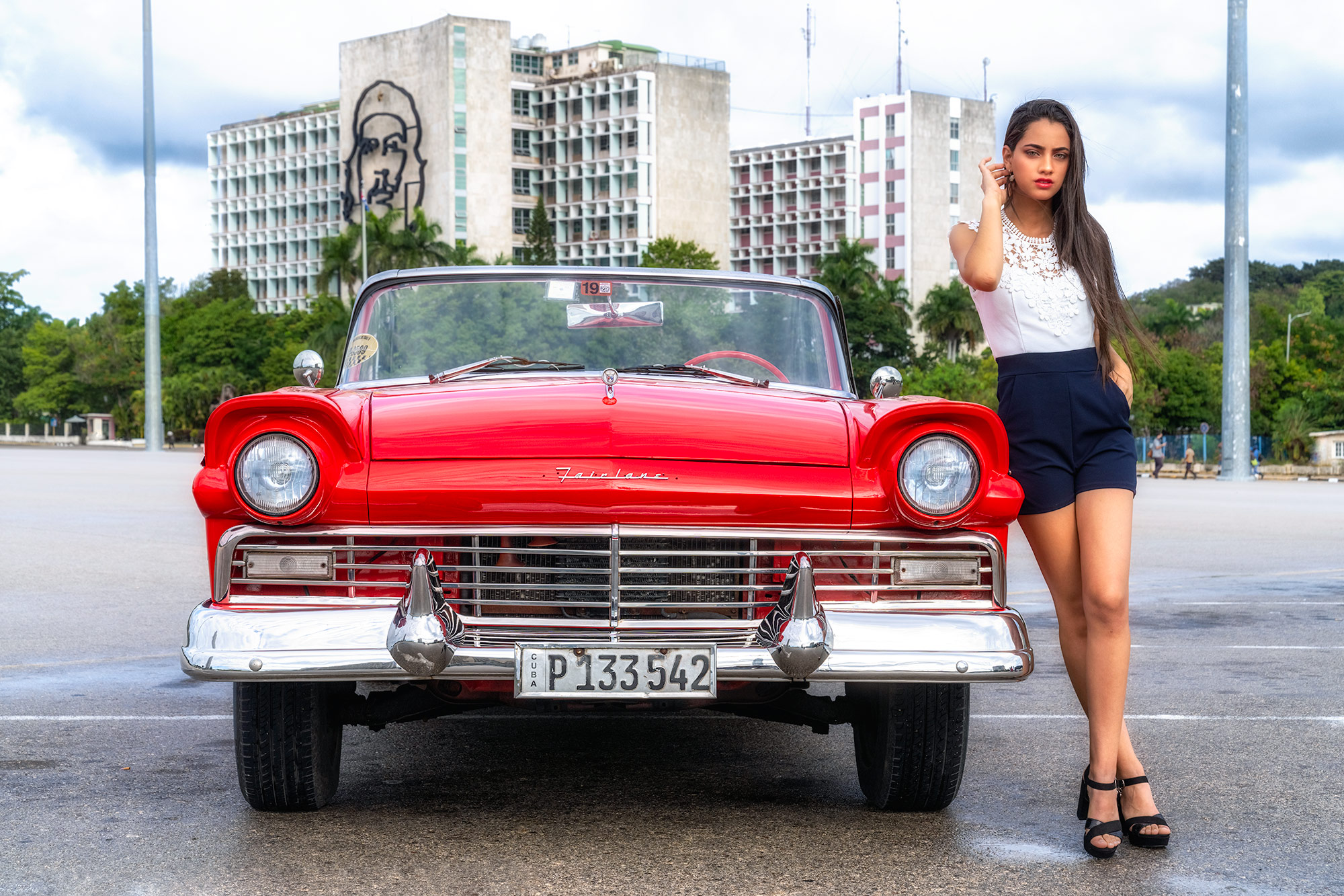 Fotomodell und Oldtimer fotografiert auf dem Revolutionsplatz in Havanna auf einer Fotoreise mit Benny Rebel Fotosafaris GmbH. Che Guevara.