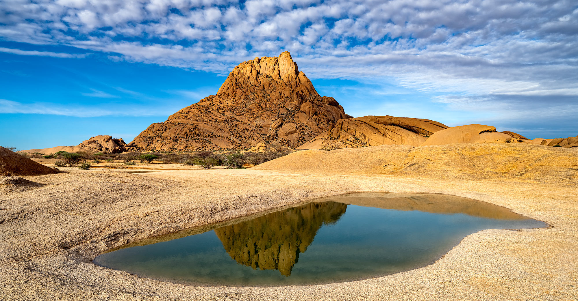 Spitzkoppe mit Spiegelung fotografiert auf einer Fotoreise mit Benny Rebel Fotosafaris durch Namibia.