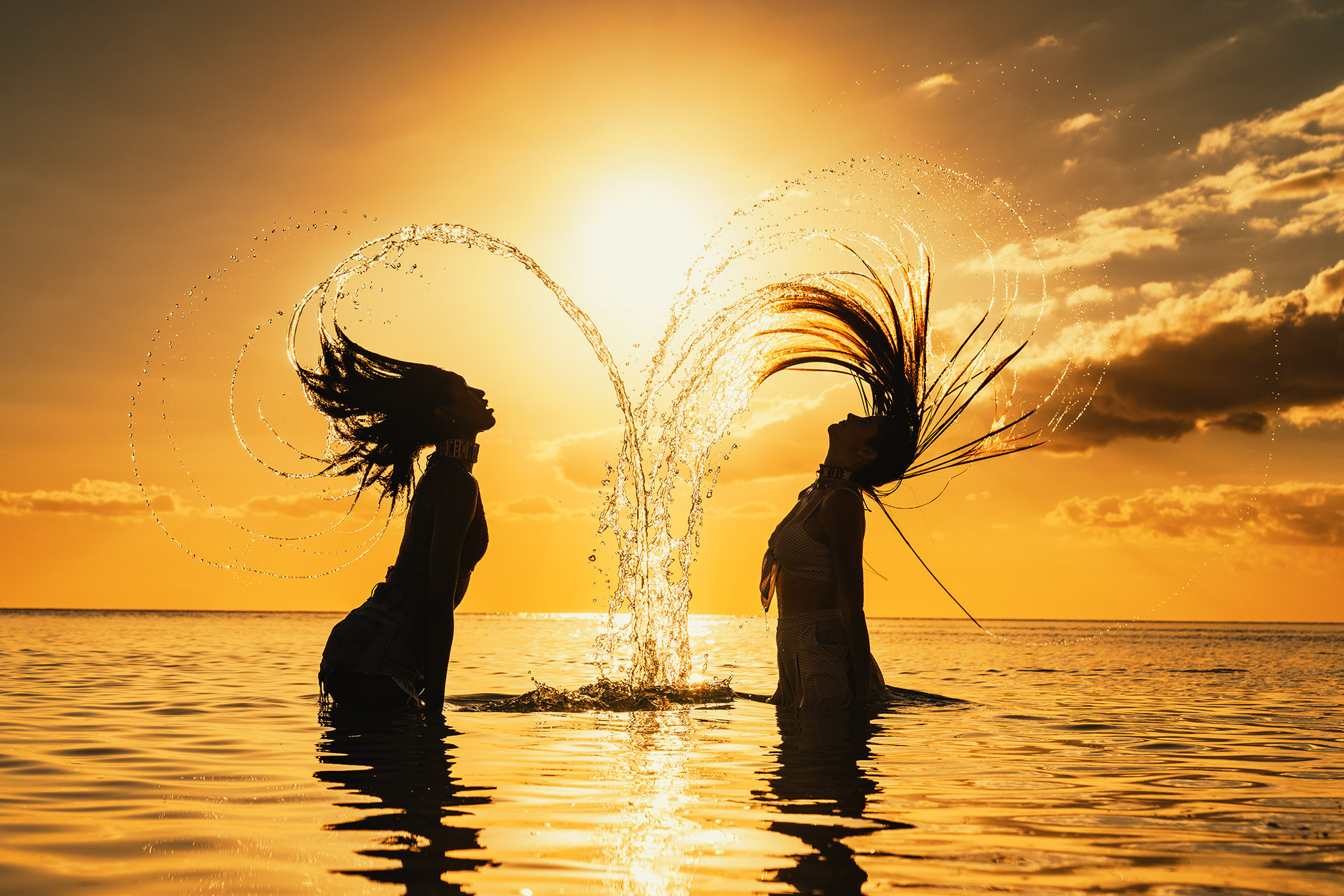 Fotomodelle im karibischen Meer beim Sonnenuntergang fotografiert auf einer Fotoreise durch Kuba mit Benny Rebel Fotosafaris GmbH - Trinidad