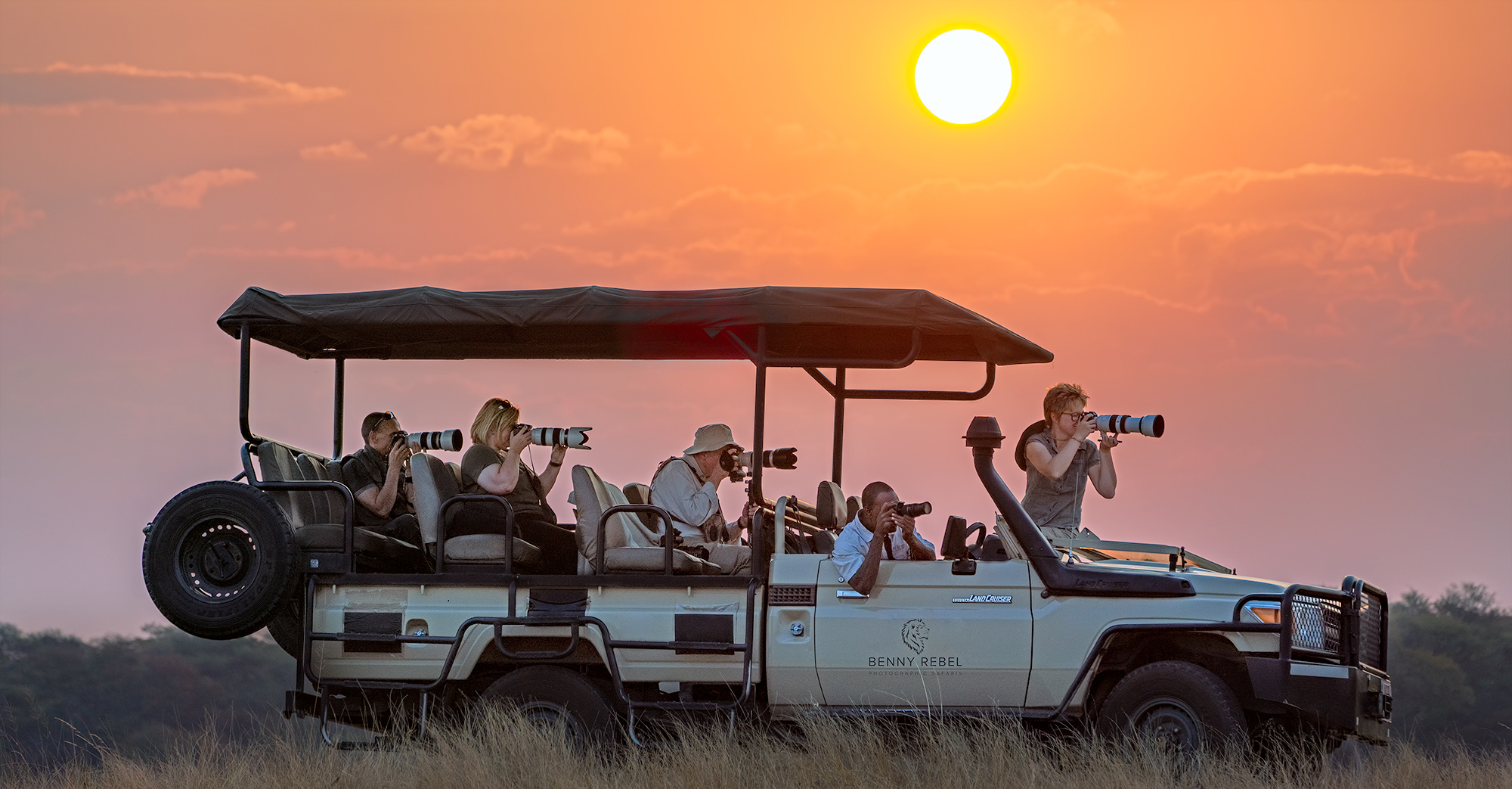 Safarifahrzeug und Fotografen sind fotografiert auf einer Fotoreise mit Benny Rebel Fotosafaris in Simbabwe.