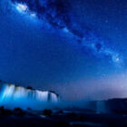Die Iguazu-Wasserfälle und die Milchstraße.