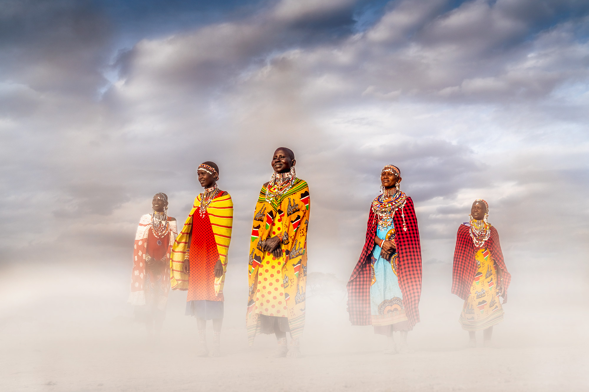Massai Frauen im Staub - Fotografiert auf einer Fotoreise mit Benny Rebel Fotosafaris GmbH in Kenia.