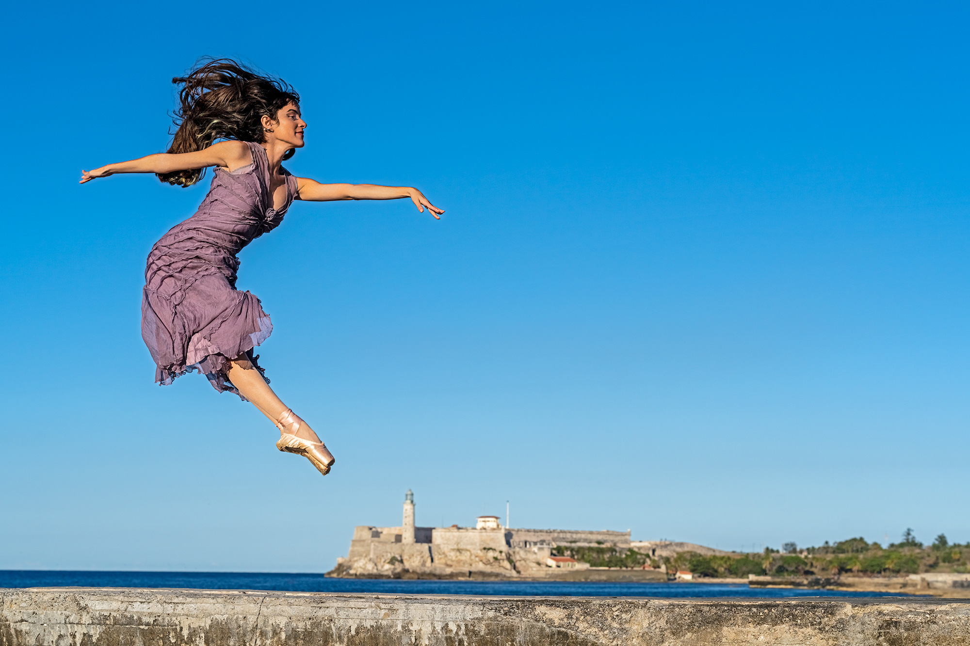 Eine Ballerina springt am Malecon. Fotografiert auf einer Fotoreise mit Benny Rebel Fotosafaris GmbH.